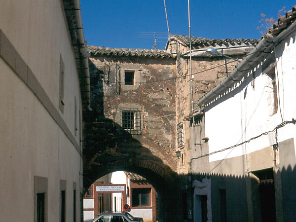 Calle principal a la Plaza, travesía