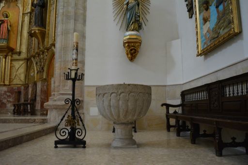 Iglesia parroquial de Nuestra Señora de la Asunción, pila bautismal
