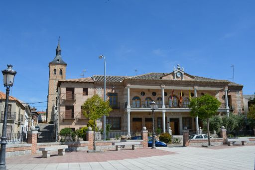 Plaza de Jose Antonio y torre de la iglesia al fondo