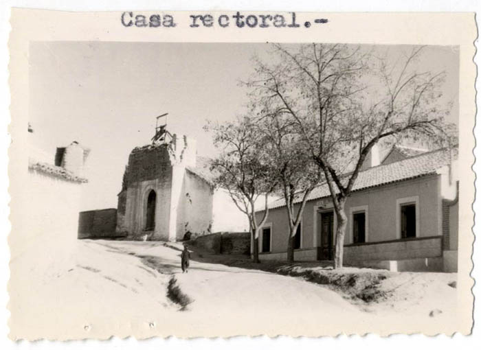 Burujón. Iglesia y casa rectoral. Hacia 1960 (P-46)