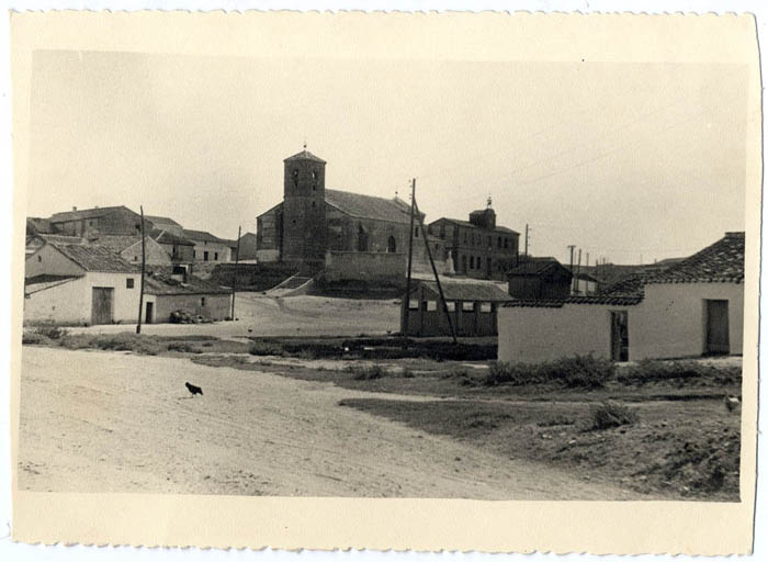 Carriches. Vista de la iglesia y el ayuntamiento.1958 (P-99)