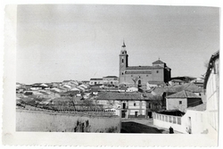 Cebolla. Vista de la iglesia de San Cipriano. 1958 (P-125)