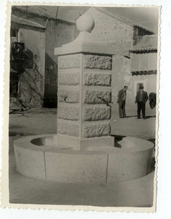 Cuerva. Fuente de la plaza de José Antonio. 1961 (P-199)