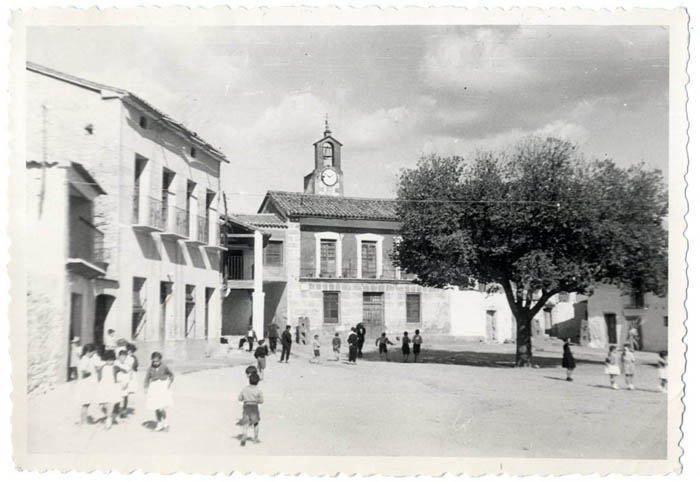 Hinojosa de San Vicente. Plaza de José Antonio.1958 (P-333)