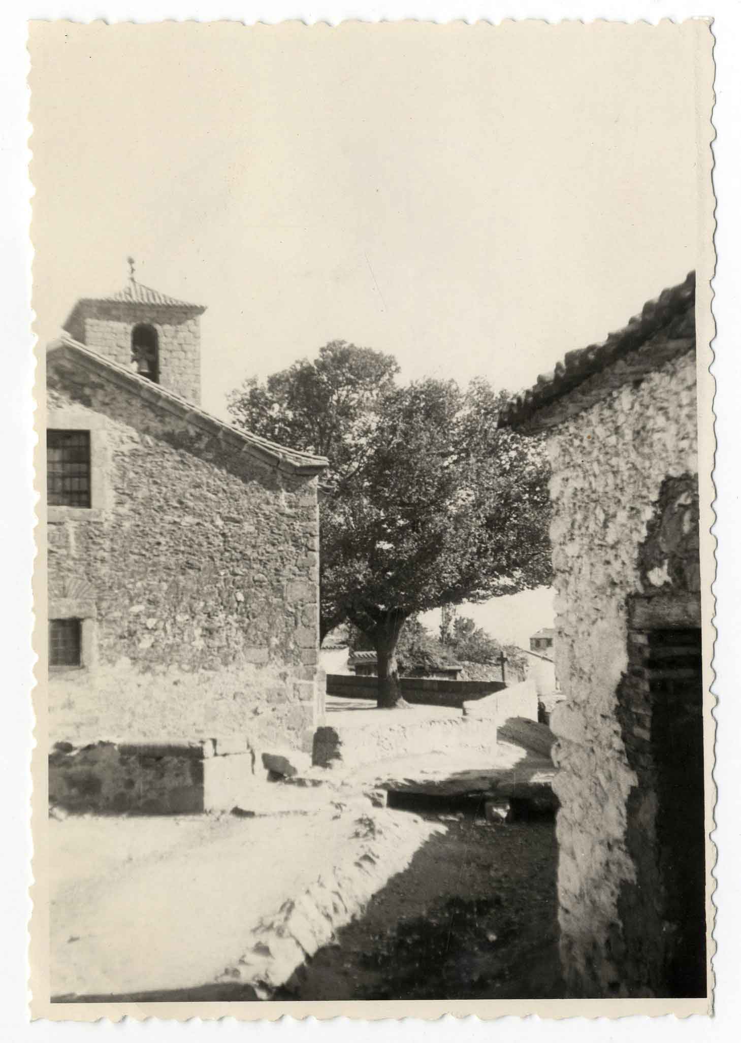 Hinojosa de San Vicente. Iglesia. 1959 (P-334)