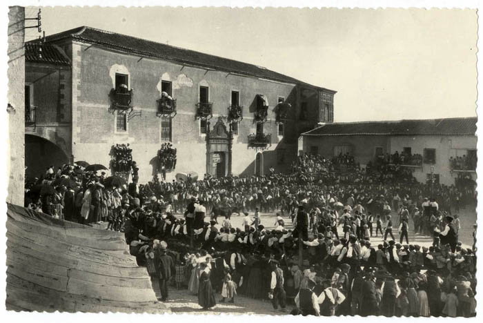 La Puebla de Montalbán. Capea en la plaza. Años 1930 (P-418)
