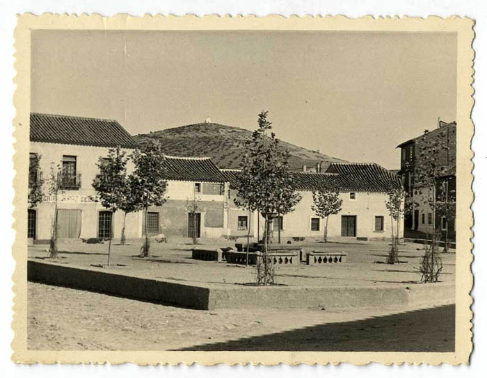 Los Navalmorales. Plaza del Marqués de Estella. 1959 (P-455)