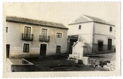 Marjaliza. Plaza José Antonio y fuente. 1959 (P-2684)