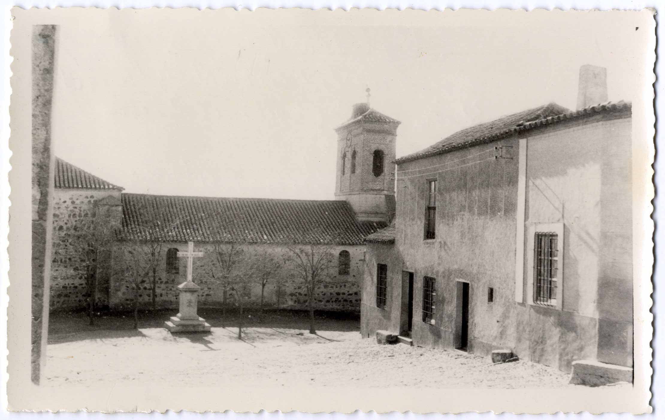 Marjaliza. Fachada lateral de la iglesia. 1959 (P-371)