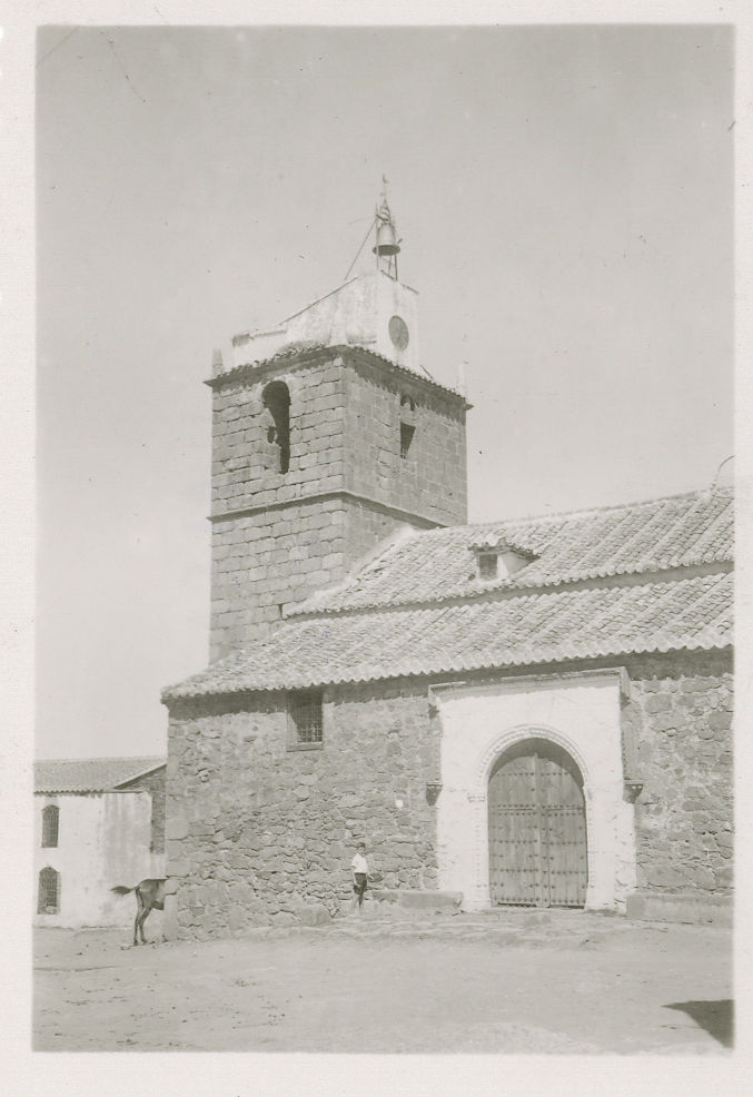 Mohedas de la Jara. Fachada sur de la iglesia. 1959 (P-541)