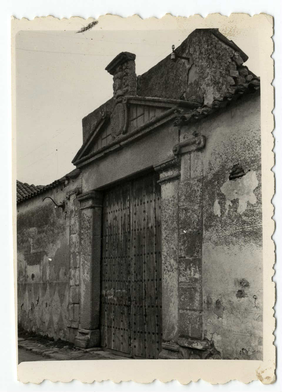 Mazarambroz. Portada en callejón del Tostado. 1959(P-2695)