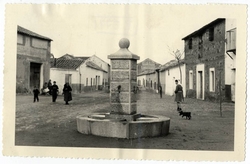 Nambroca. Fuente pública en la calle Cristo. 1975 (P-576)