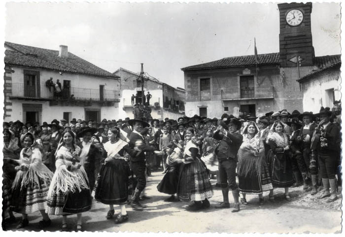 Navalcán. Baile típico en la plaza. Hacia 1929 (P-582)