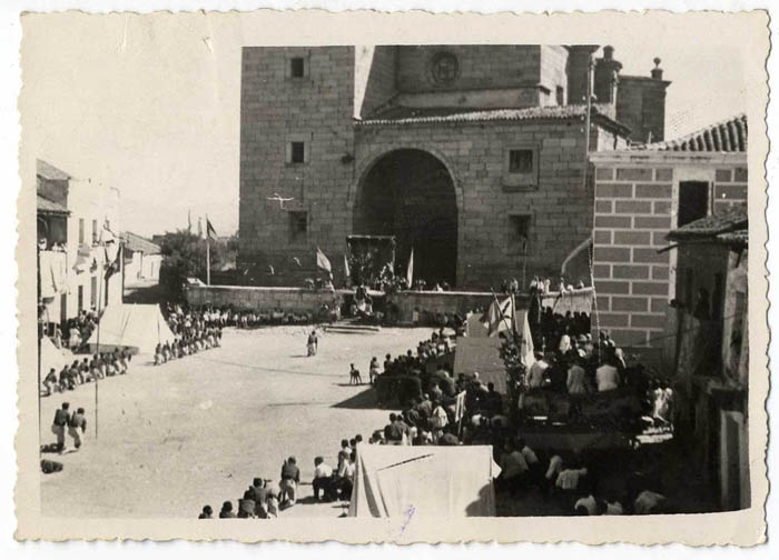 Navamorcuende. Misa de campaña en la plaza. 1959 (P-590)