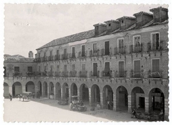 Ocaña. Fachada sur de la Plaza Mayor. Hacia 1955 (P-616 )