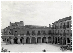 Ocaña. Fachada este de la Plaza Mayor. 1955 (P-617)