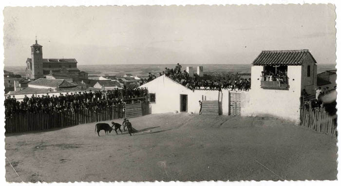 Olías del Rey. Capea y vista de la iglesia. 1963 (P-673)