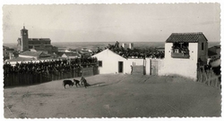 Olías del Rey. Capea y vista de la iglesia. 1963 (P-673)