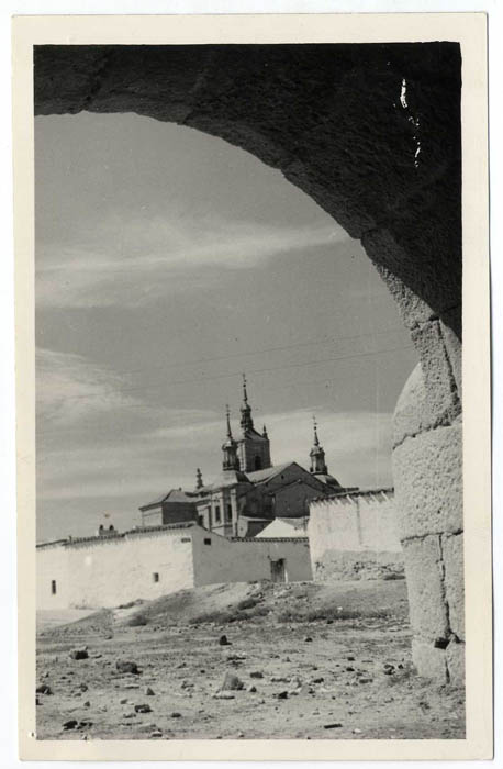 Orgaz. Iglesia vista desde el puente romano. 1960 (P-676 )