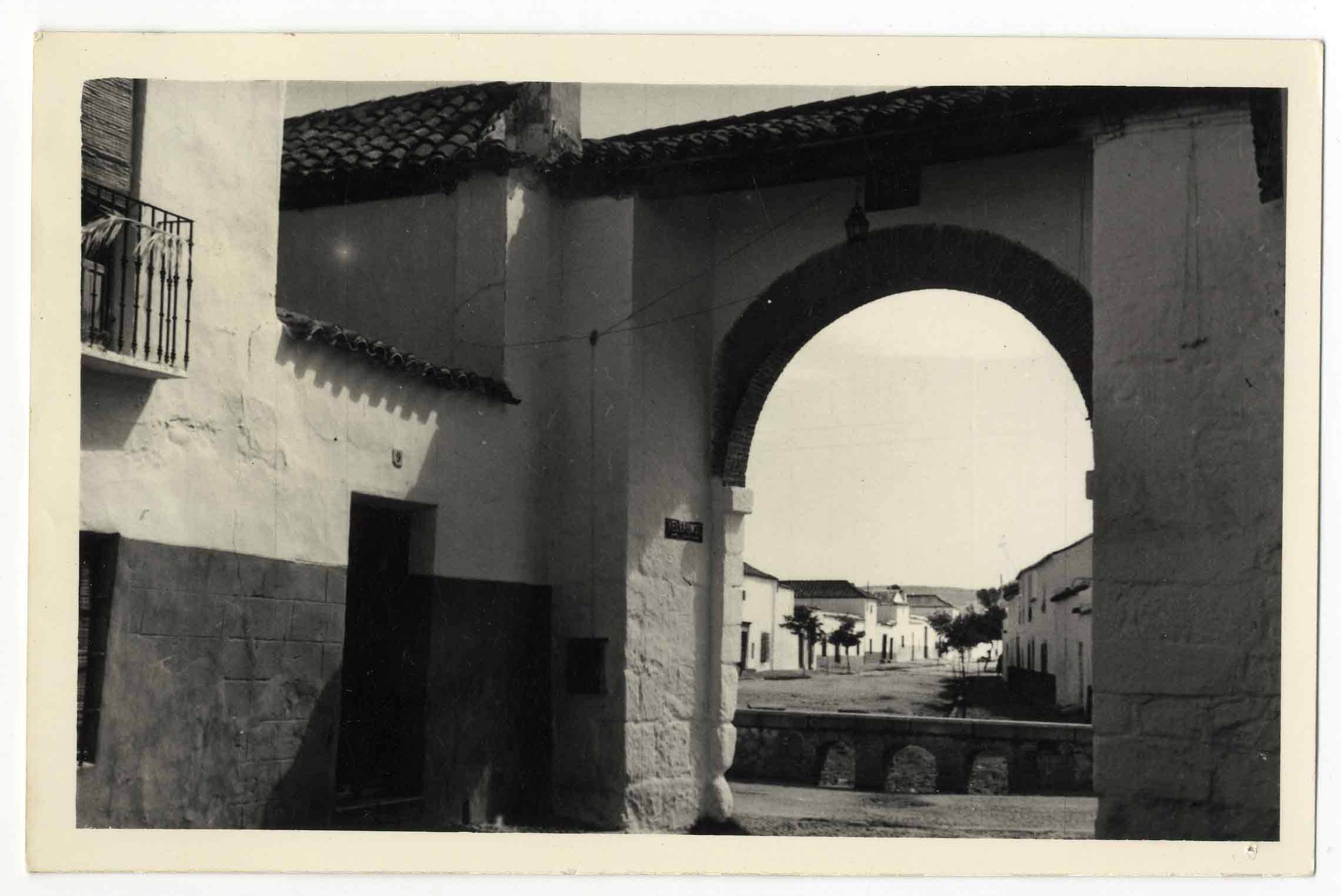 Orgaz. Arco de San José, puerta de Los Yébenes. 1960 (P-678)
