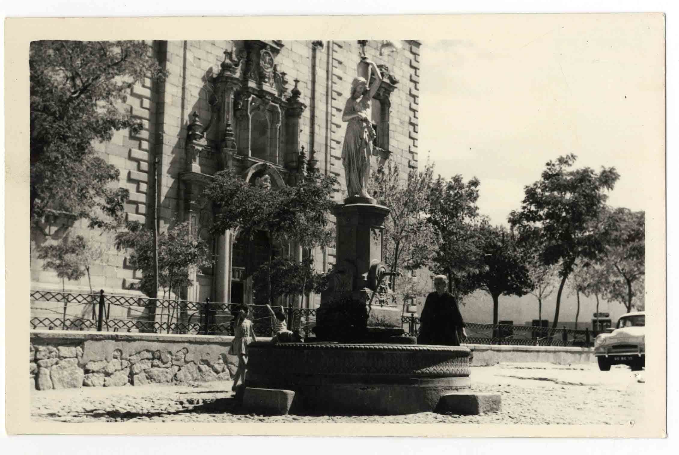 Orgaz. Fuente en la plaza del Generalísimo. 1960 (P-680)