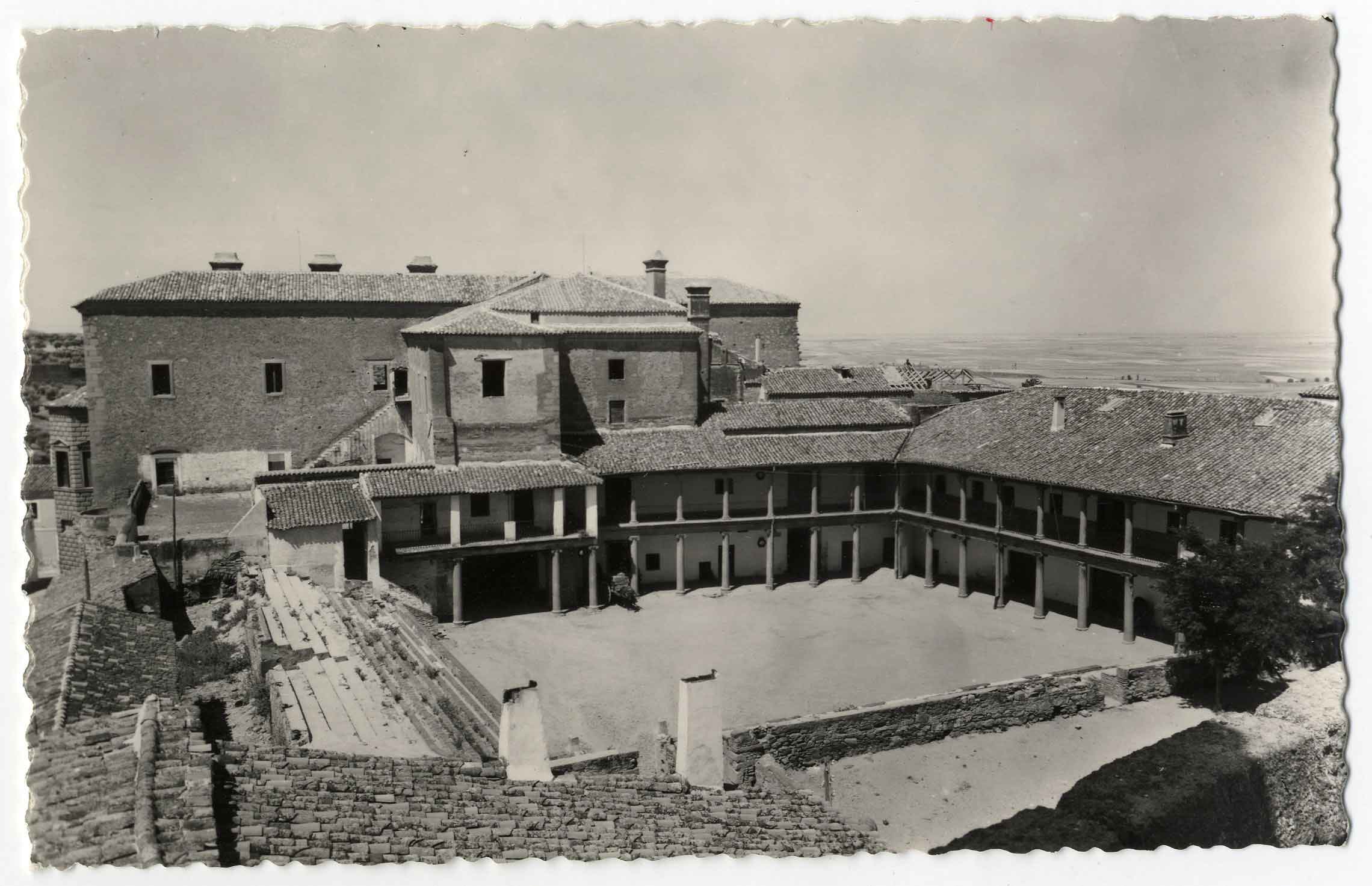 Oropesa. Patio del Parador de Turismo. 1964 (P-705)