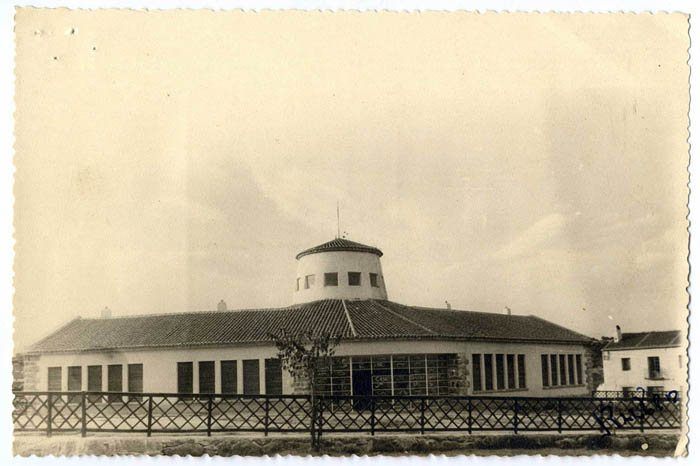 Parrillas. Escuelas y patio escolar. 1960 (P-726)