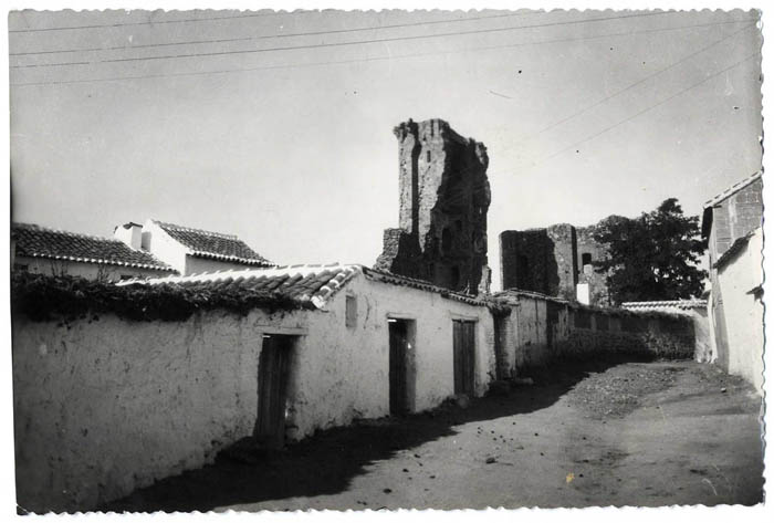 Polán. Castillo desde la calle del Castillo. 1963 (P-736)