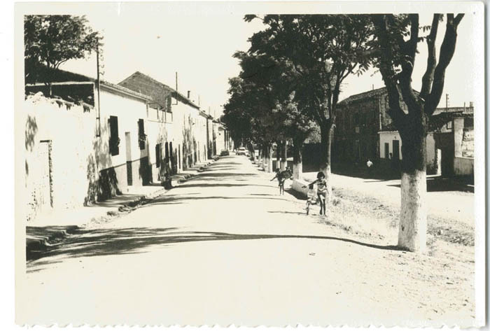 Quero. Avenida Virgen de Gracia pavimentada. 1975 (P-774)