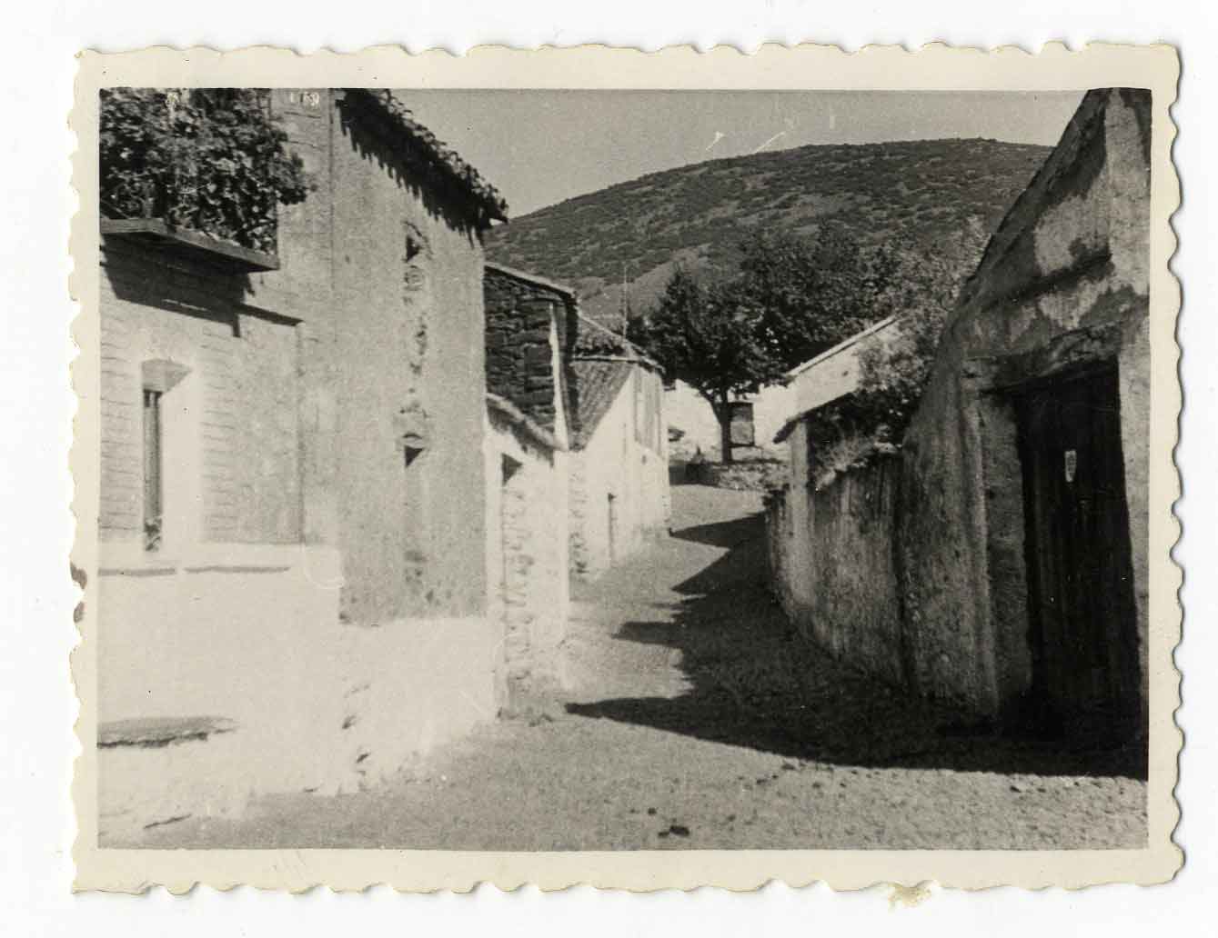Robledo del Mazo. Calle Machaderas. 1960 (P-789)