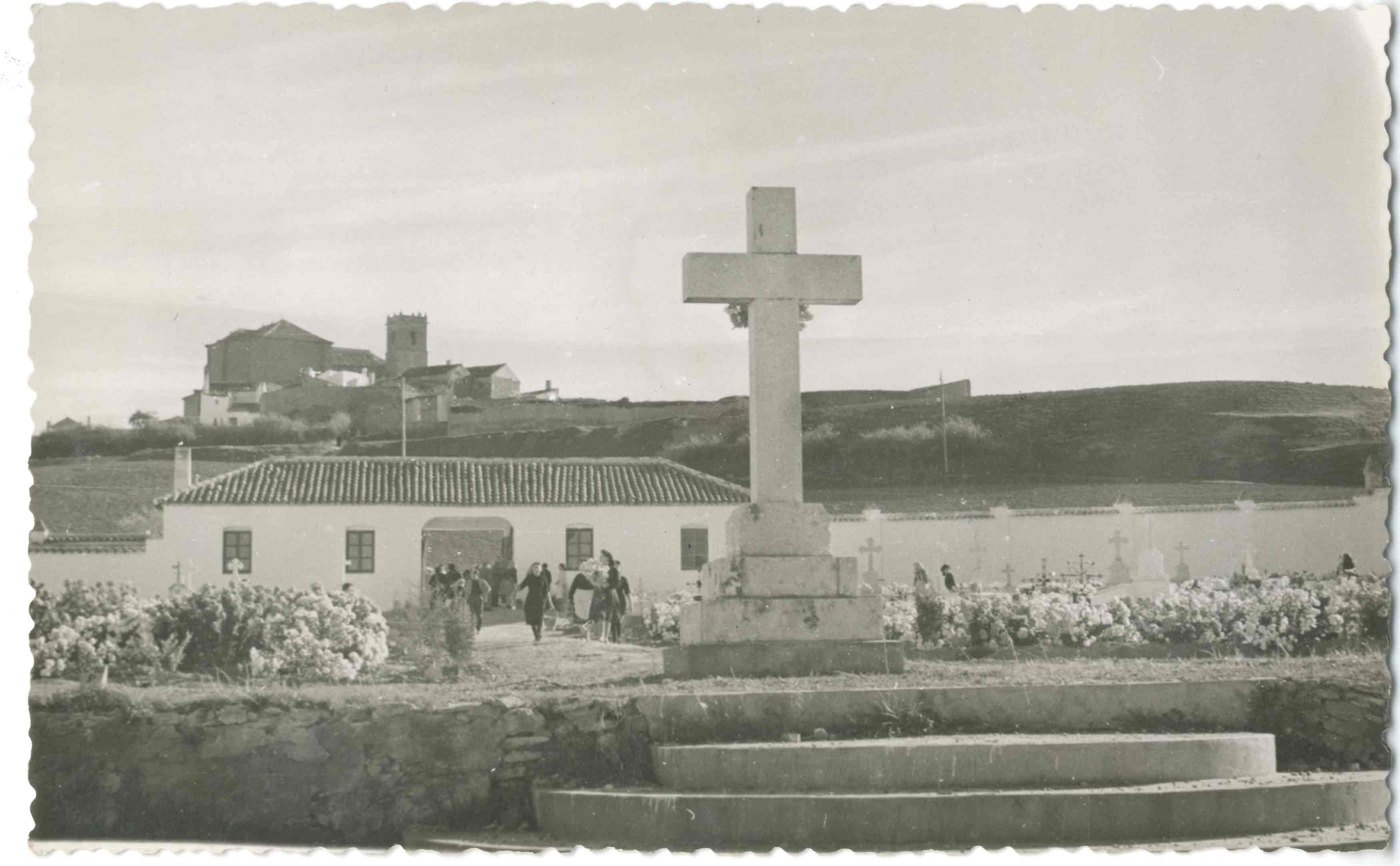 Santa Cruz de la Zarza. Cementerio. 1960 (P-813)