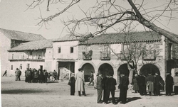 Cuerva. Plaza de José Antonio y ayuntamiento. 1959 (P-200)