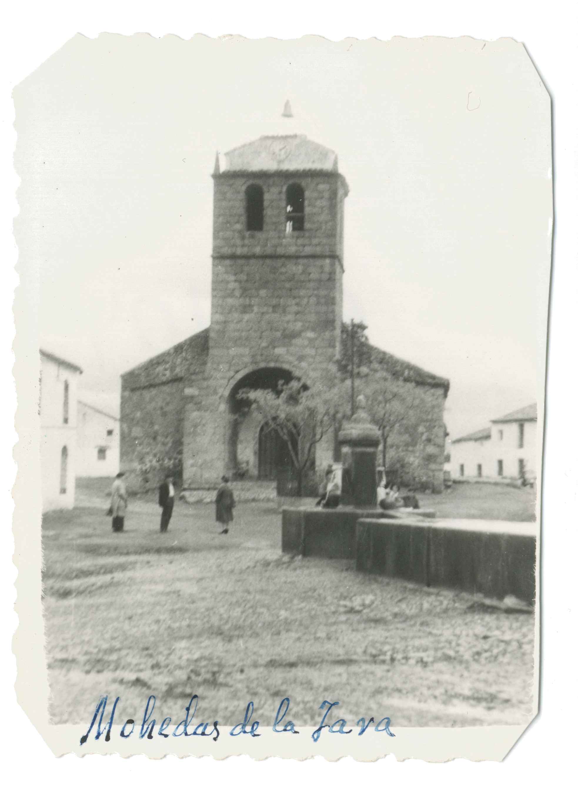 Mohedas de la Jara. Iglesia parroquial y fuente.1959 (P-528)