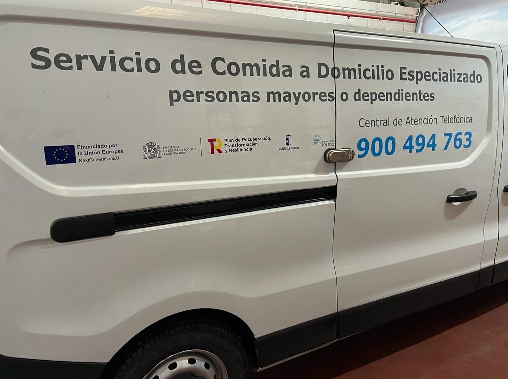 Vehículo reparto con logotipos.