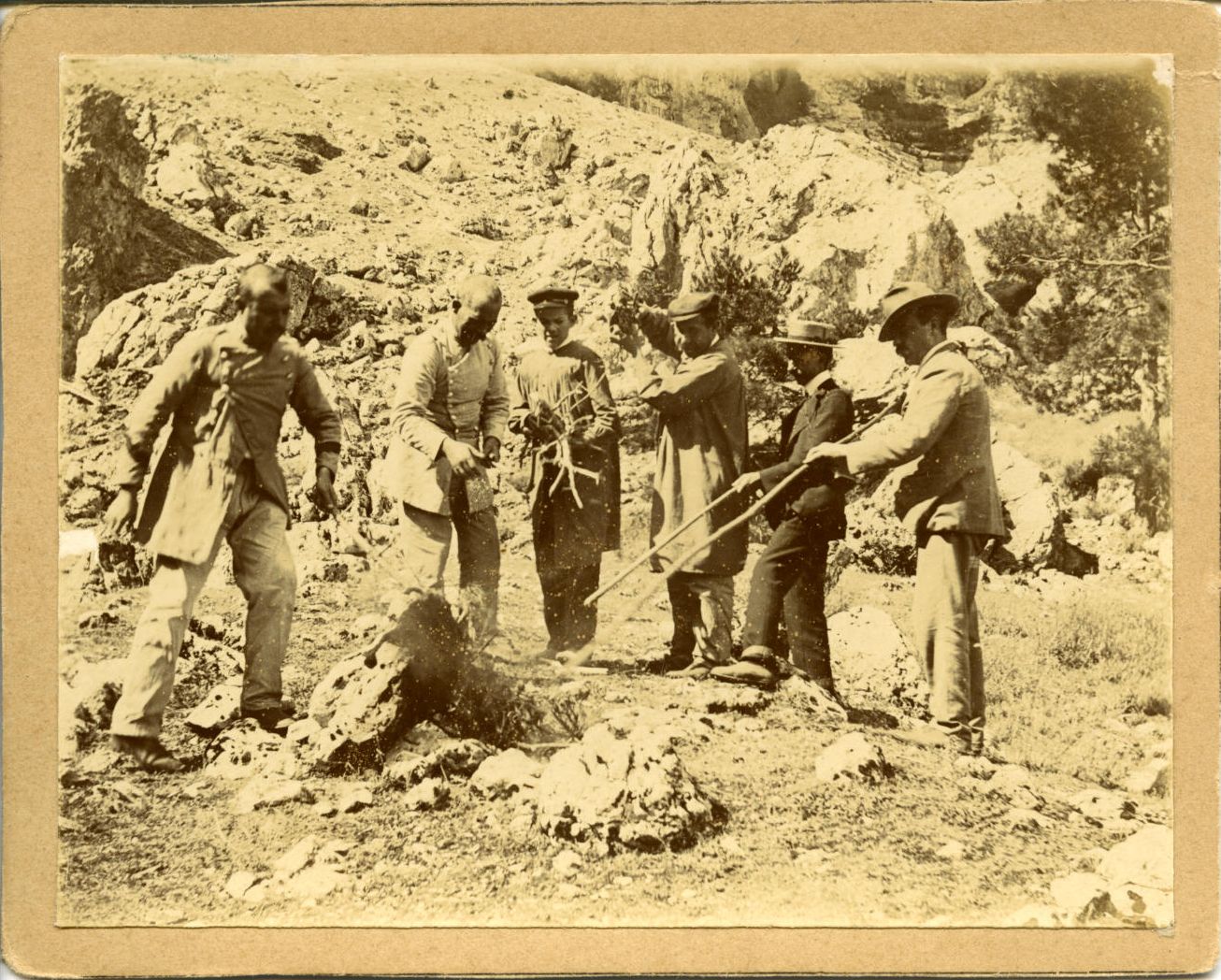 zzc.-Francisco junto a un grupo de hombres quemando víboras