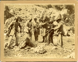 zzc.-Francisco junto a un grupo de hombres quemando víboras