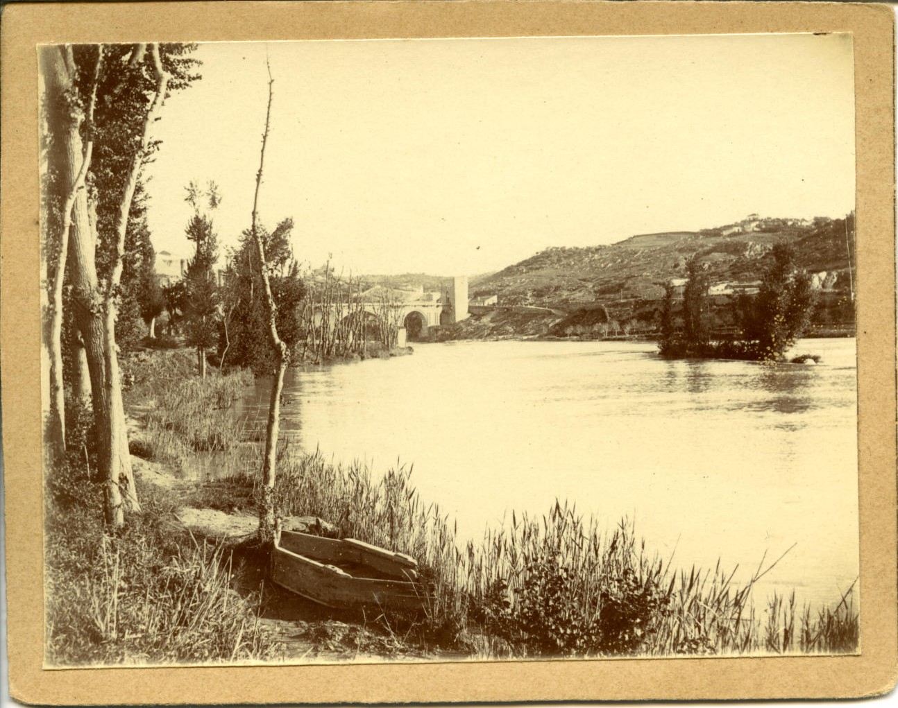 zb.-Panorámica del río. A lo lejos Puente de San Martín