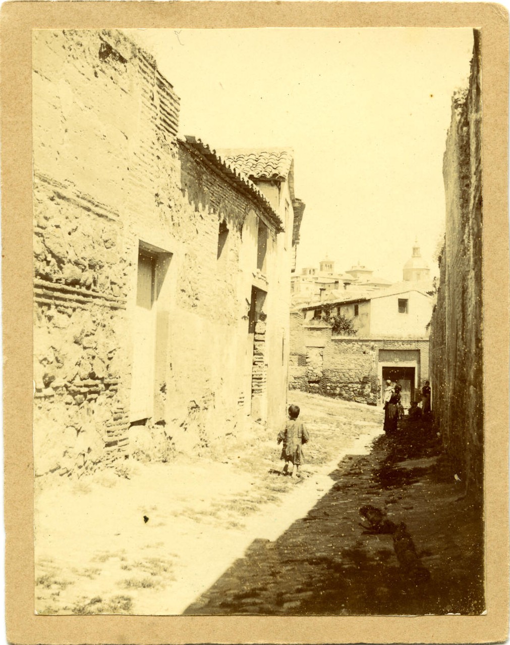 j.- Calle San Torcuato. De fondo la Iglesia de los Jesuitas