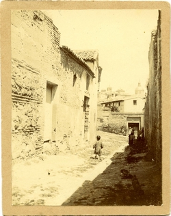 j.- Calle San Torcuato. De fondo la Iglesia de los Jesuitas