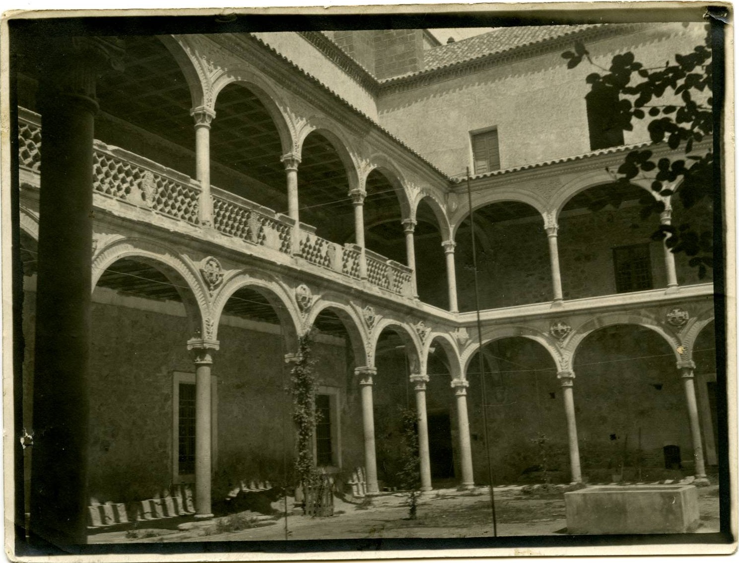 r.-Claustro del Hospital de La Santa Cruz