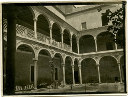 r.-Claustro del Hospital de La Santa Cruz