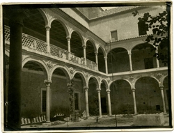 r.-Claustro del Hospital de La Santa Cruz