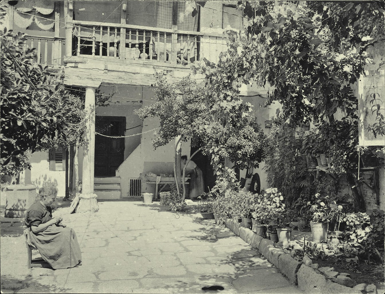 a.- Patio del Cristo en la Plaza de Valdecaleros