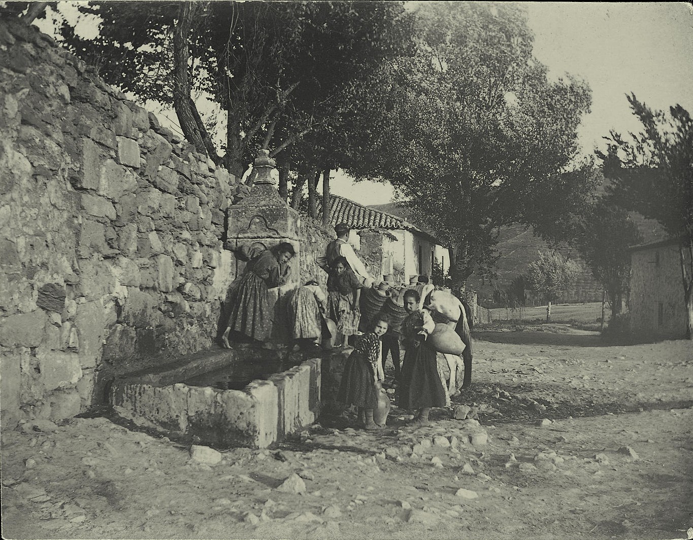 c.-Niñas y azacán cogiendo agua en un caño de Alcaraz