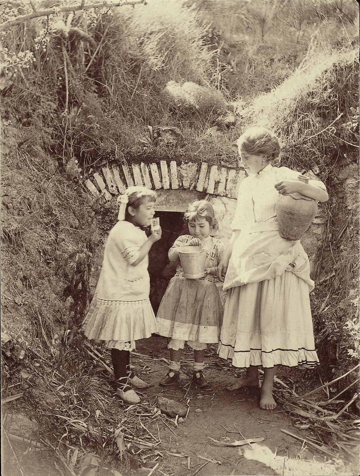 h.-Niños bebiendo agua en una fuente