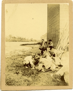 j.-Niños jugando bajo el Puente de San Martín