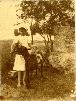 l.-Niña alimentando a una cabra