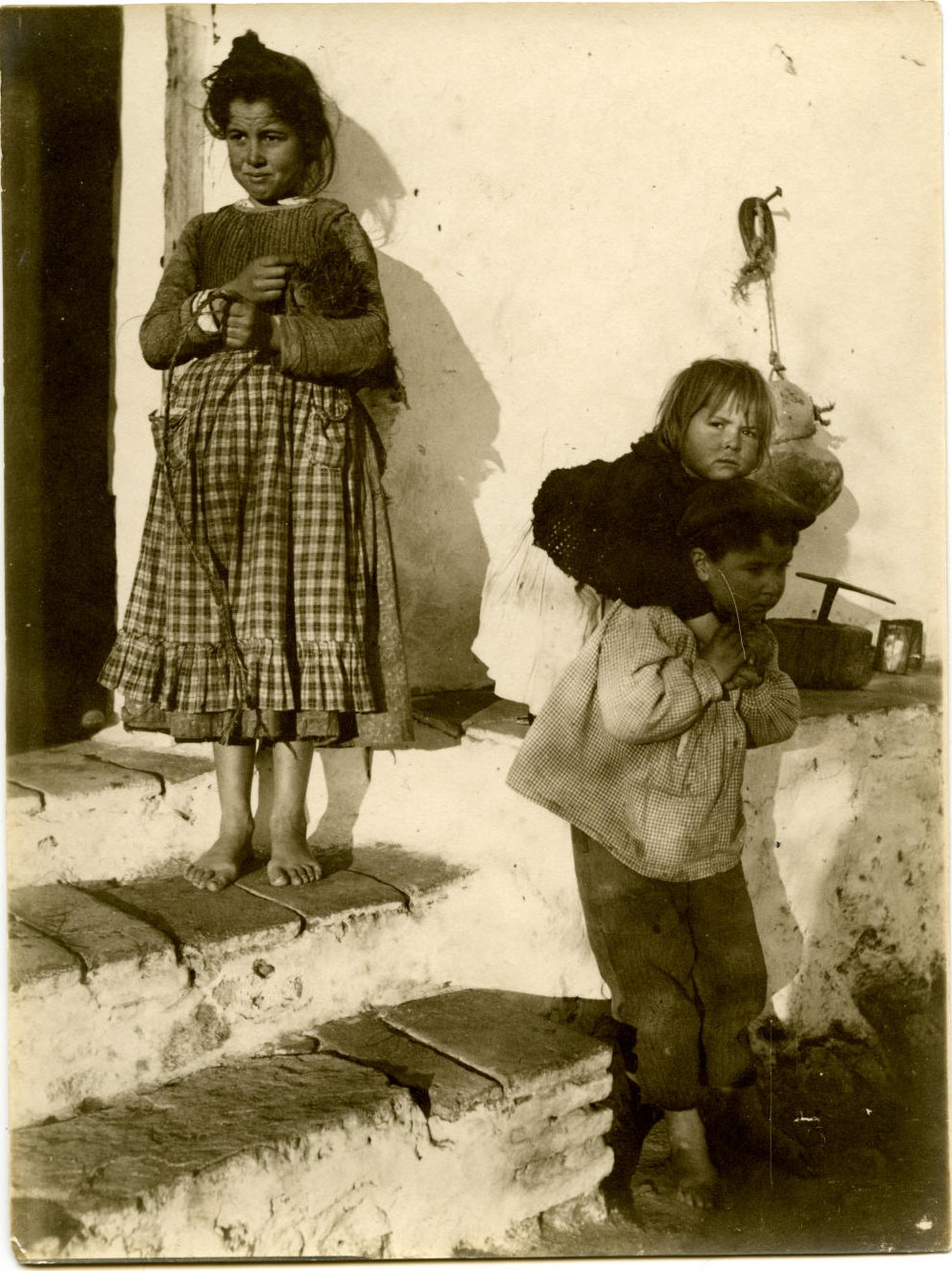 ñ.-Niñas jugando en una escalera