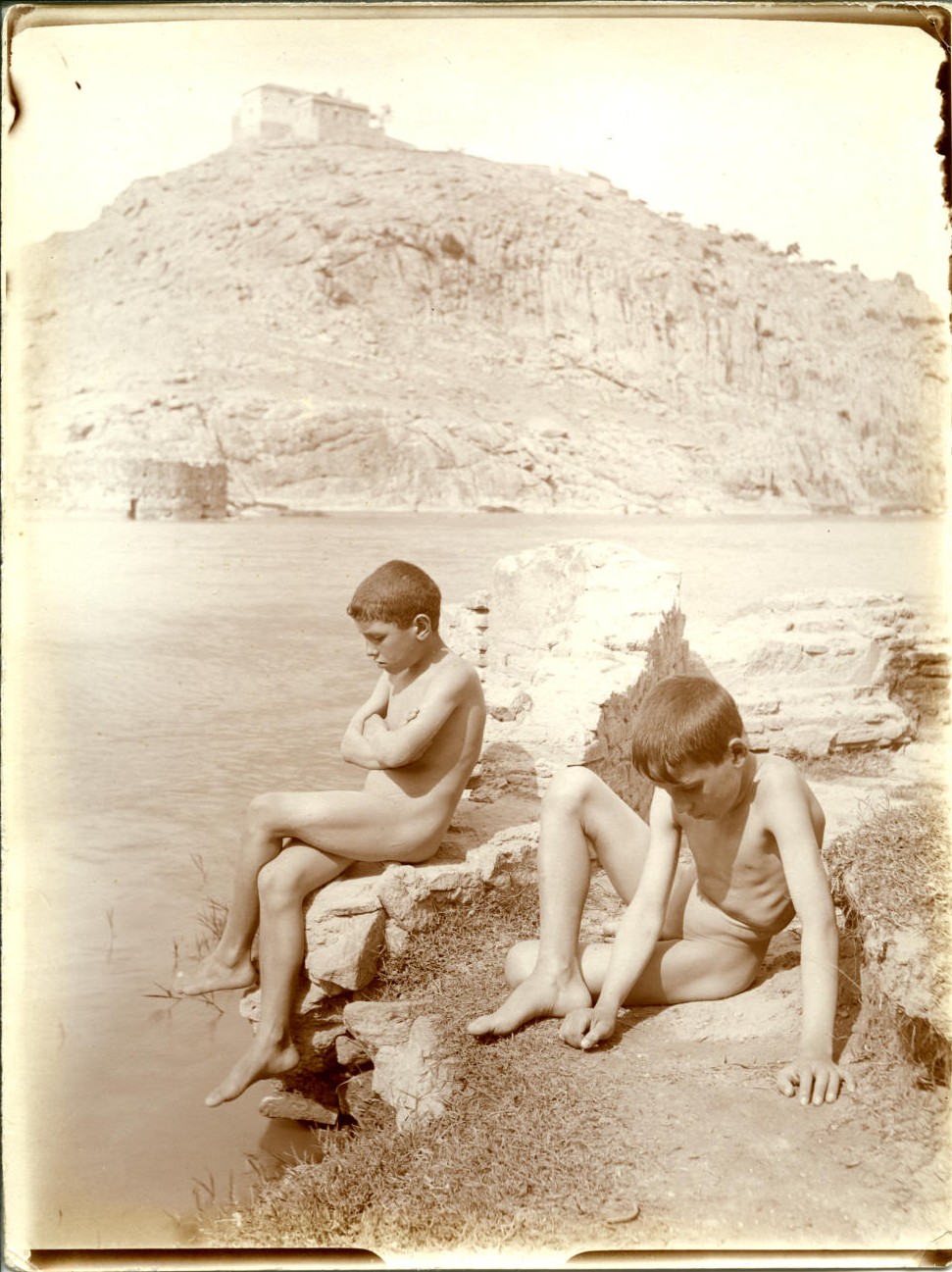 o.-Niños desnudos a orillas del río