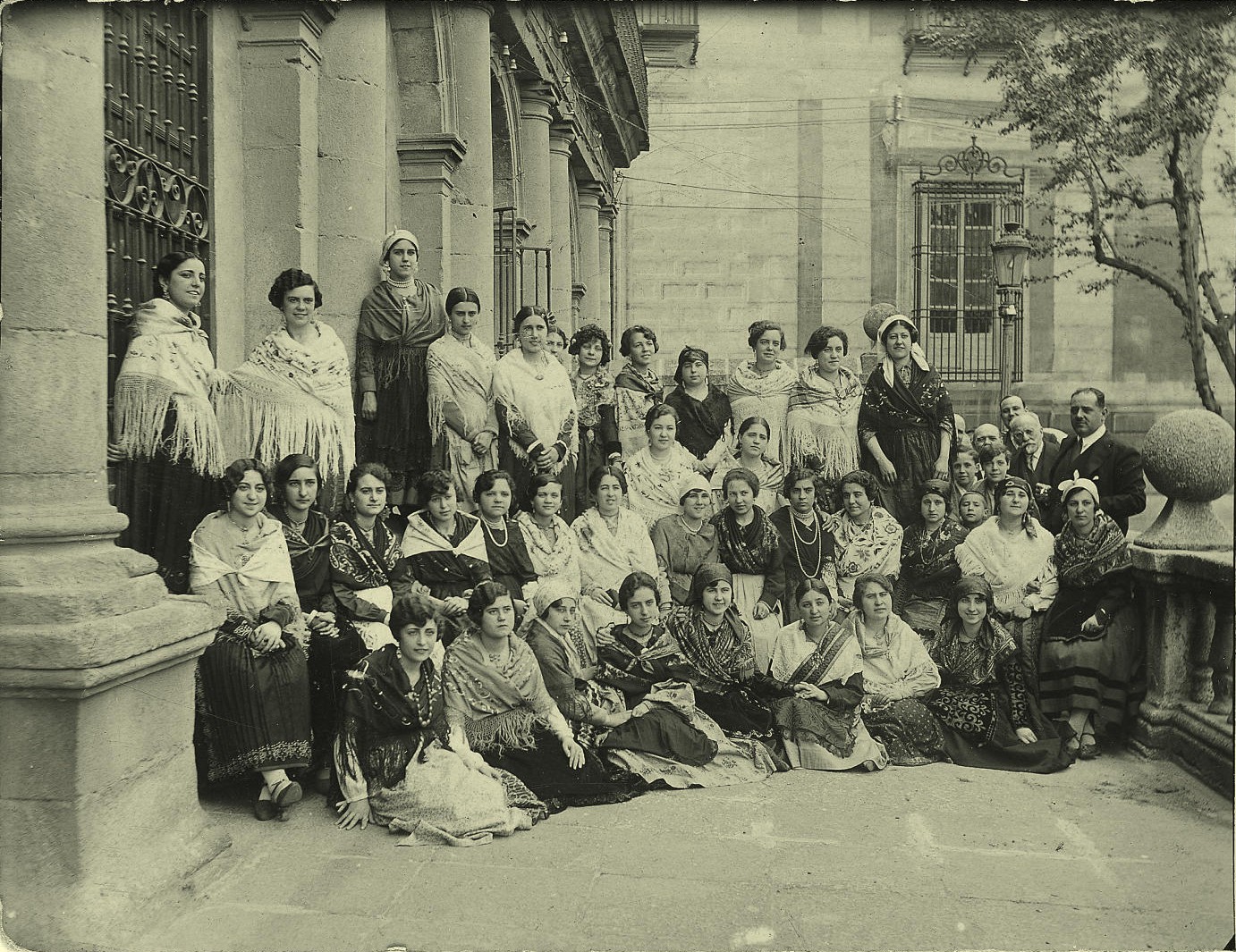 b.-Grupo de mujeres en la fachada del Ayuntamiento de Toledo